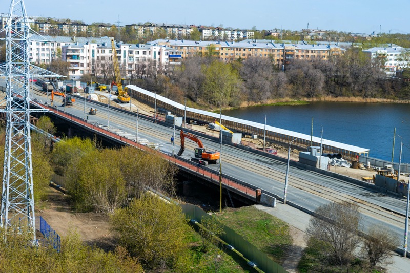 В Челябинске из-за реконструкции моста ограничат движение для машин и пешеходов*1