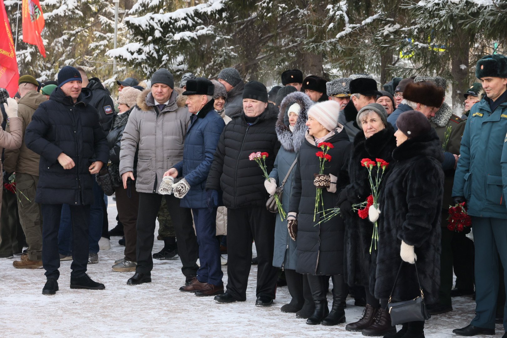 Губернатор Алексей Текслер возложил цветы к Вечному огню в Челябинске