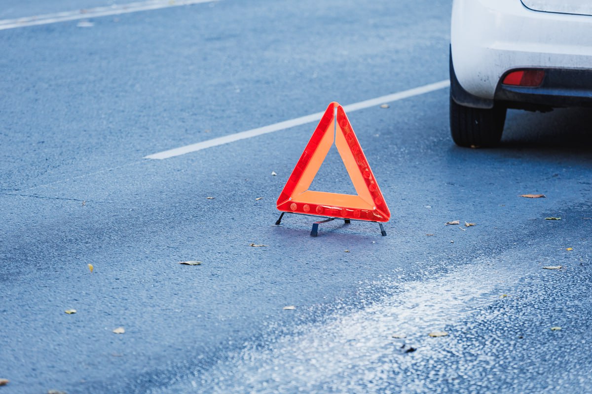 Иномарка врезалась в столб возле ТРК в Челябинске*1