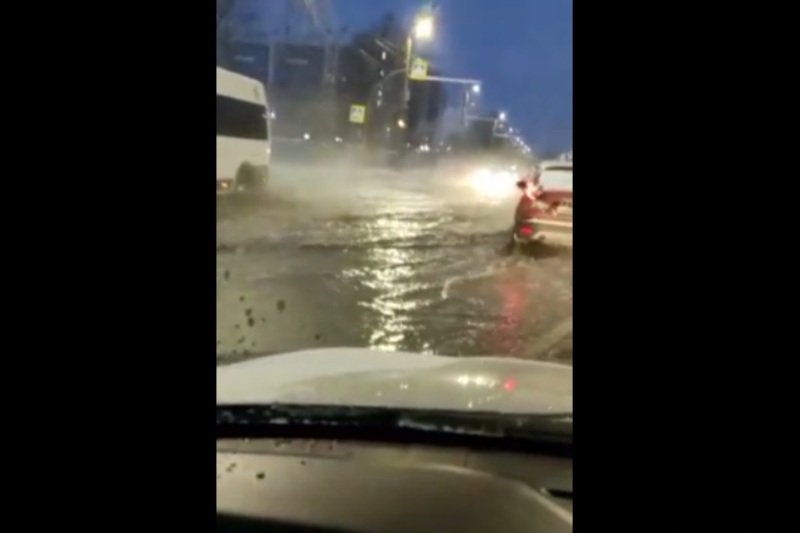 В Ленинском районе Челябинска затопило дорогу из-за коммунальной аварии