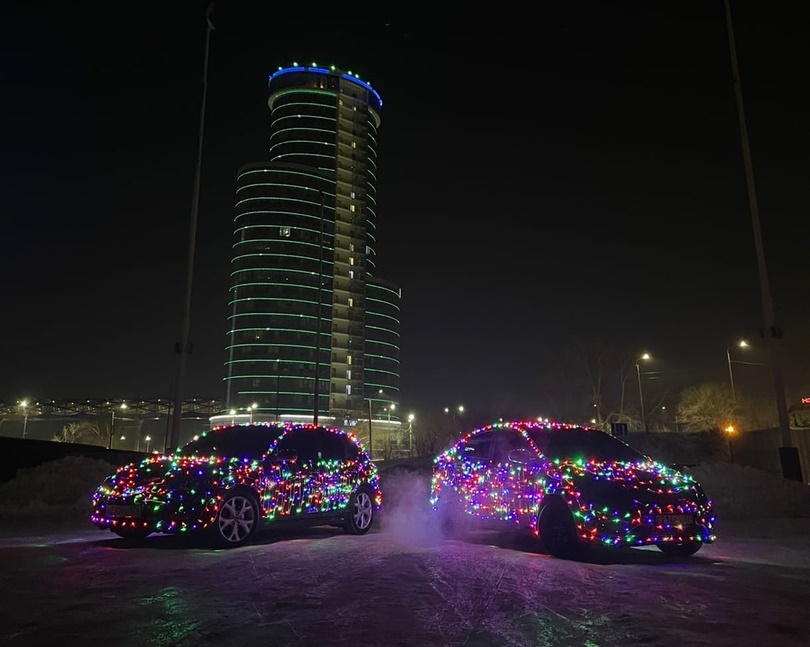 Челябинцы превратили свои автомобили в новогодние елки