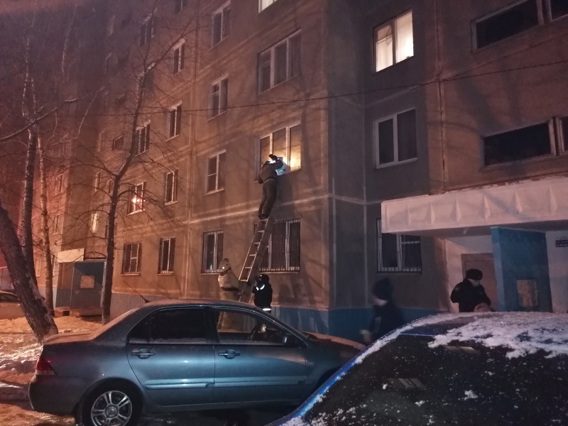 Новогоднюю ночь жители дома в Челябинске провели на улице