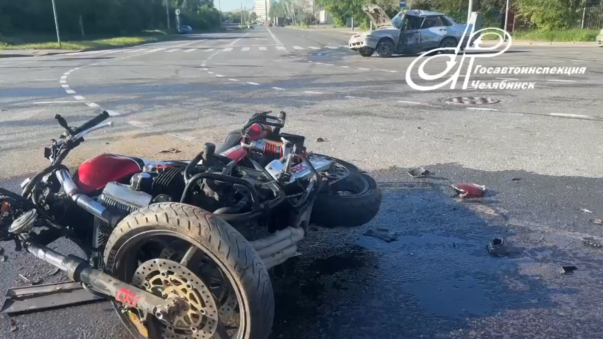Мотоциклист в Челябинске на огромной скорости влетел в легковушку*