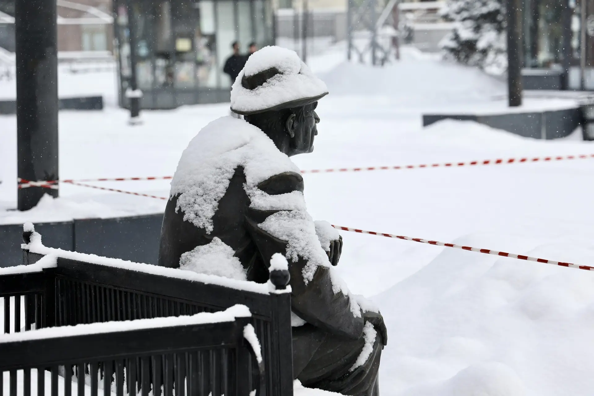 Погода держит в тонусе: в Челябинске продолжается борьба с сугробами