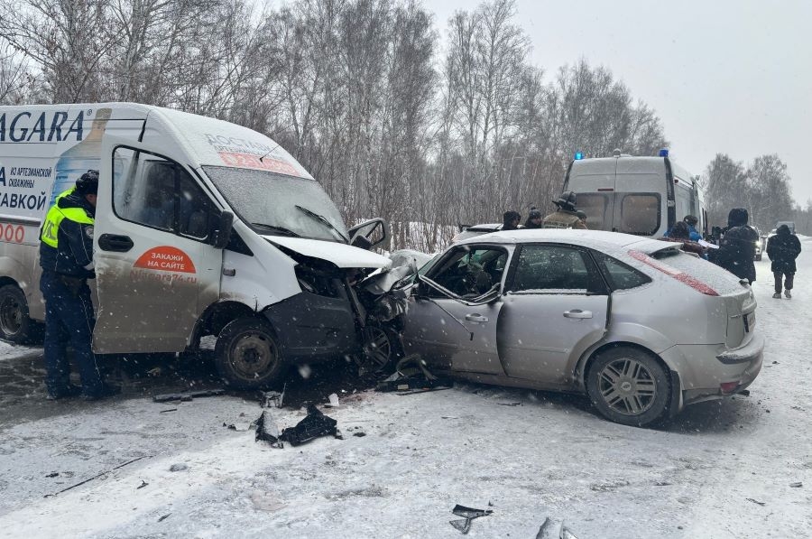 Микроавтобус «съел» легковушку во время лобового ДТП под Челябинском*