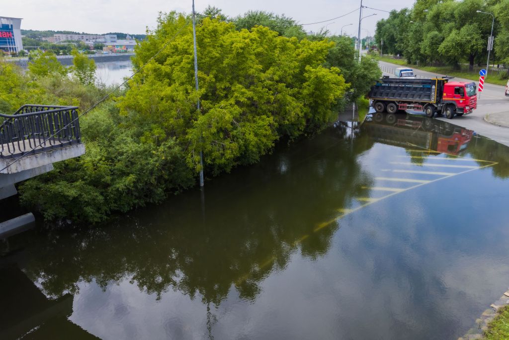 В Челябинске временно закрыли проезд под мостом в районе «Родника»*1