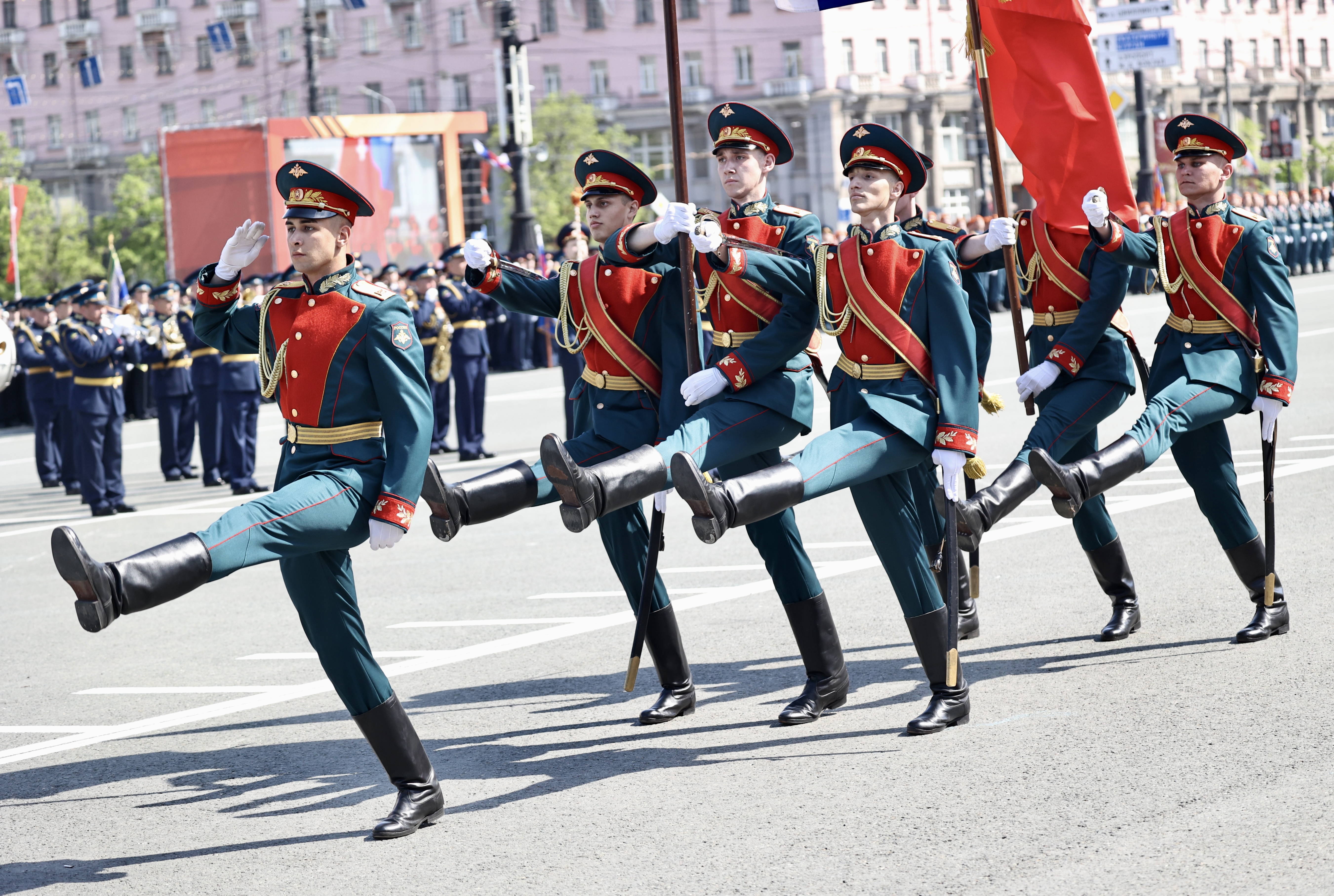 Защитники прошли по главной площади Челябинска: лучшие фото с Торжественного построения