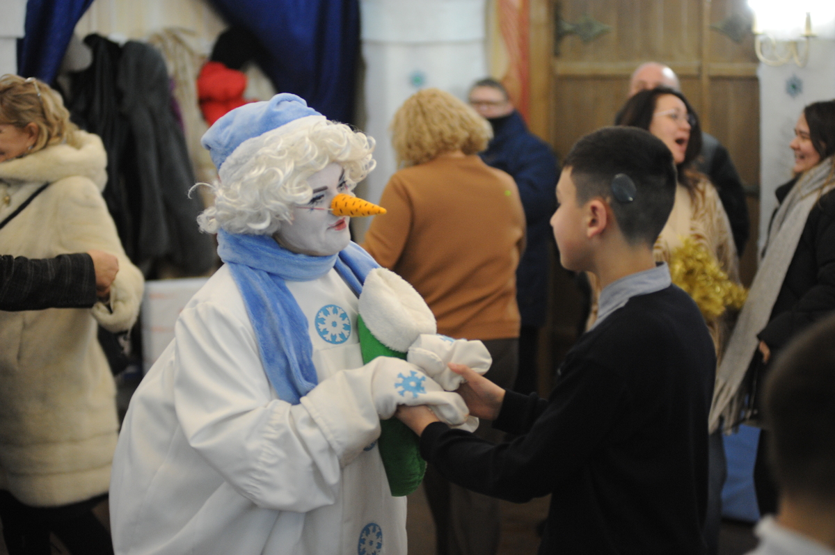 Быть добру: как снеговики исполнили мечты челябинских детей