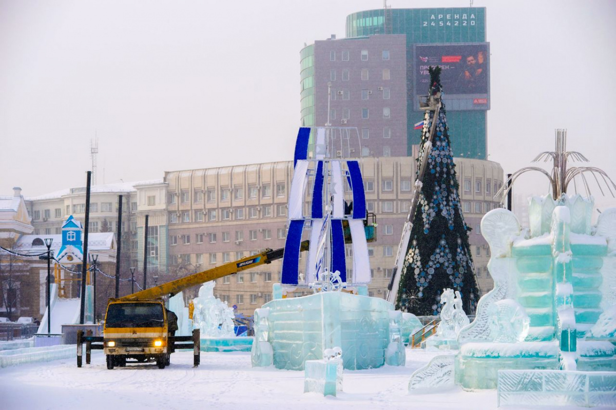 В Челябинске начали возведение ледового городка*1