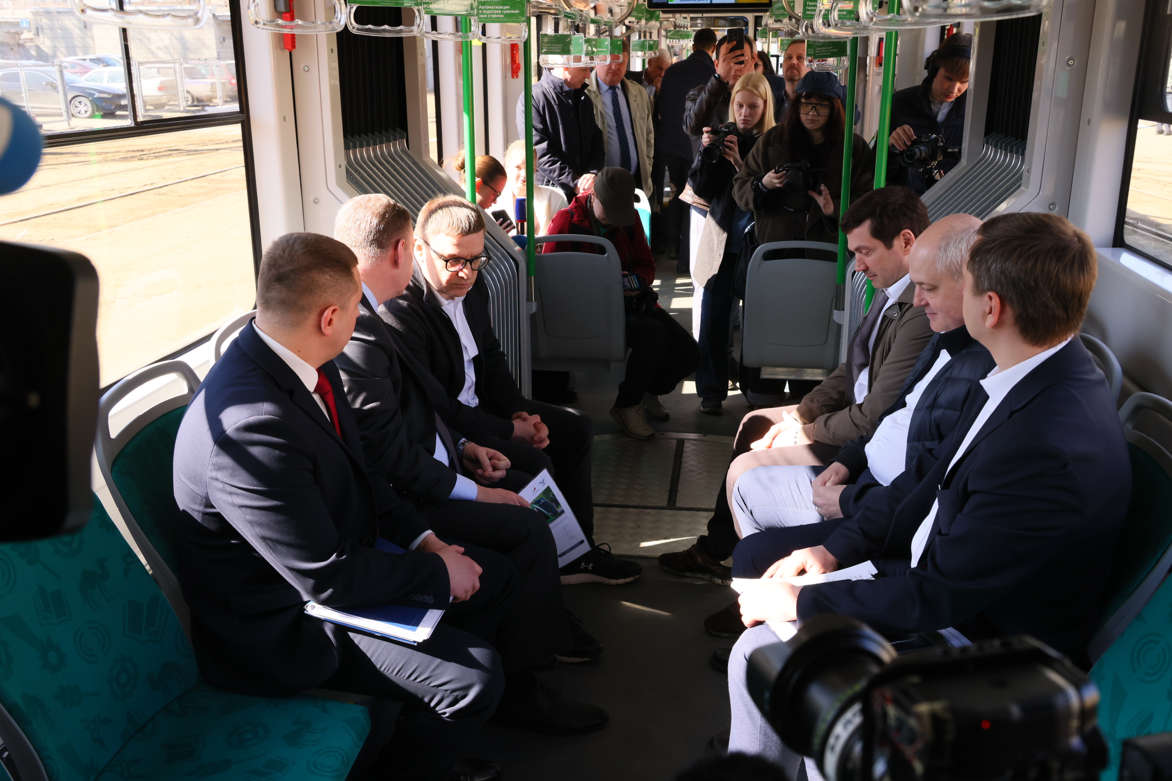 «Роскошь, просто роскошь»: мы прокатились на челябинском трёхсекционном трамвае