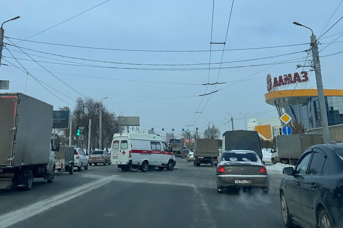 Появились подробности ДТП с участием скорой у ТРК в Челябинске*1