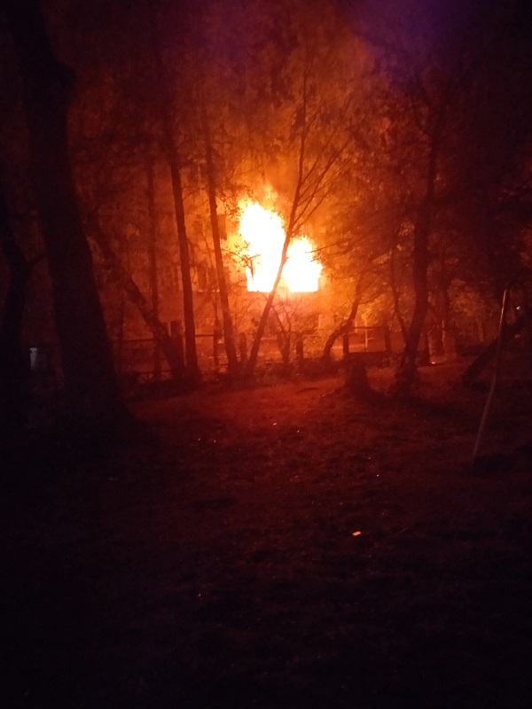 В Челябинске ночью загорелось заброшенное здание детской больницы