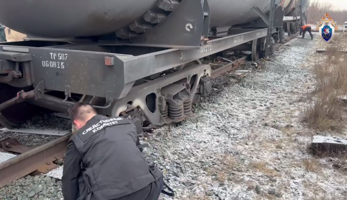 Два вагона-цистерны с бензином сошли с рельсов в Челябинской области*