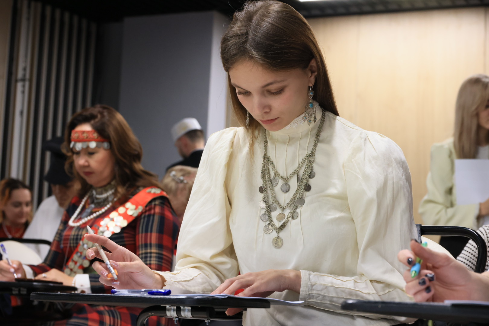 В народных костюмах за знаниями: челябинцы написали этнографический диктант