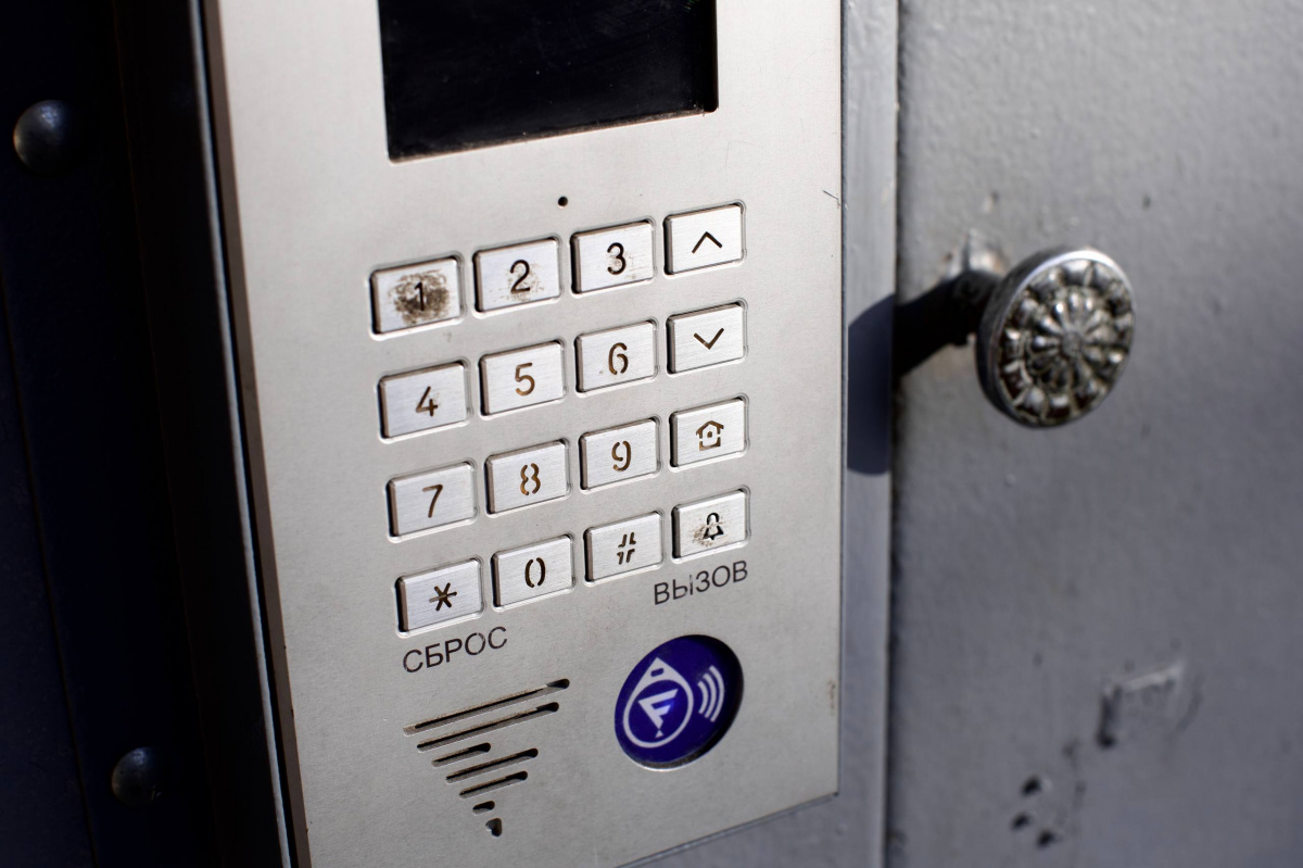 Южноуральцы помешали мошенникам украсть 400 тысяч через «замену домофонов»*1