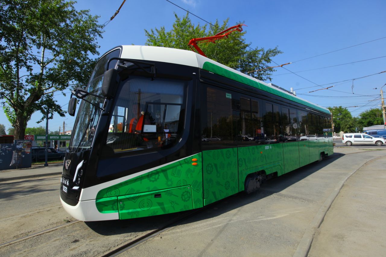 В Челябинск привезли новый трехсекционный трамвай для метротрама*
