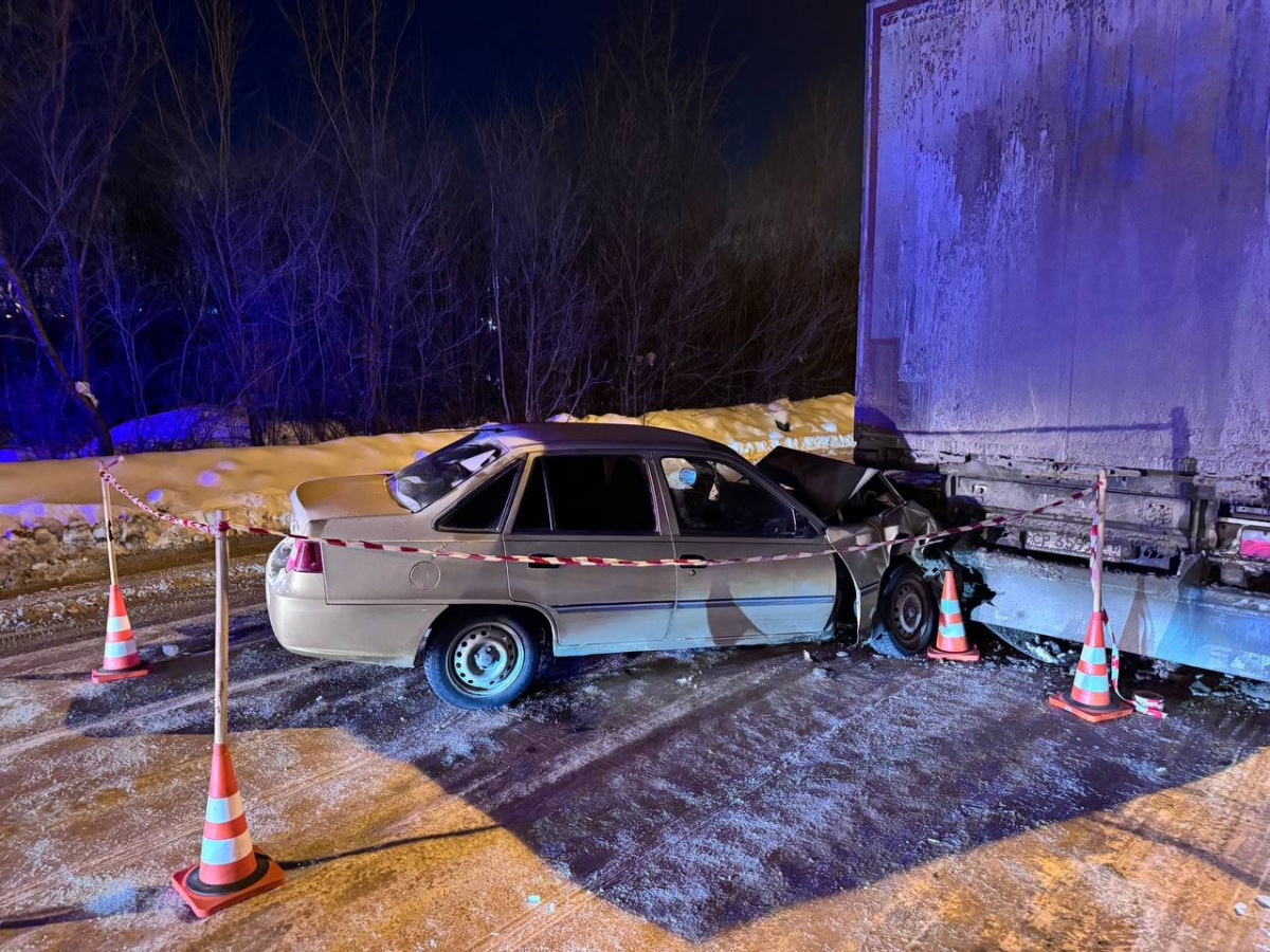 В Магнитогорске автомобиль мощно врезался в стоящий грузовик*