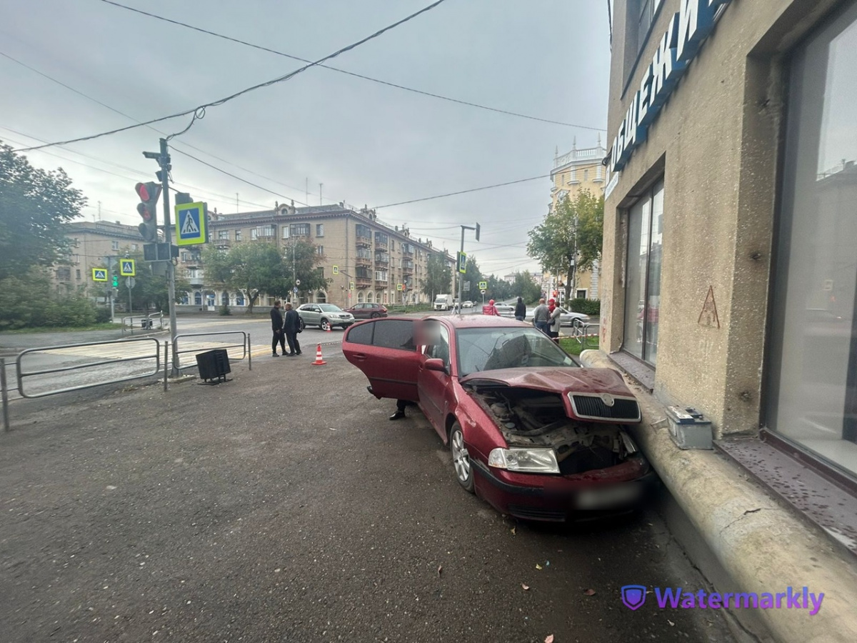 В Магнитогорске иномарка после ДТП сбила пешехода и врезалась в дом*