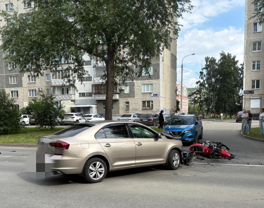Volkswagen снес парня на мотоцикле на Северо-западе Челябинска*