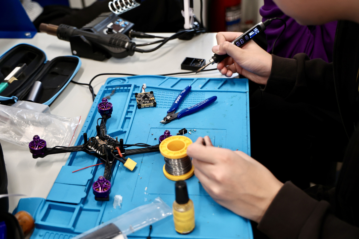 Нейрогимнастику для юных пилотов дронов провели на состязаниях в Челябинске*1