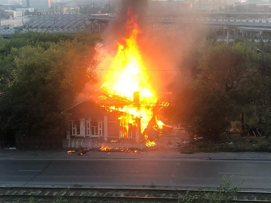 В Челябинске сгорел первый дом «Том Сойер Феста» на улице Российской