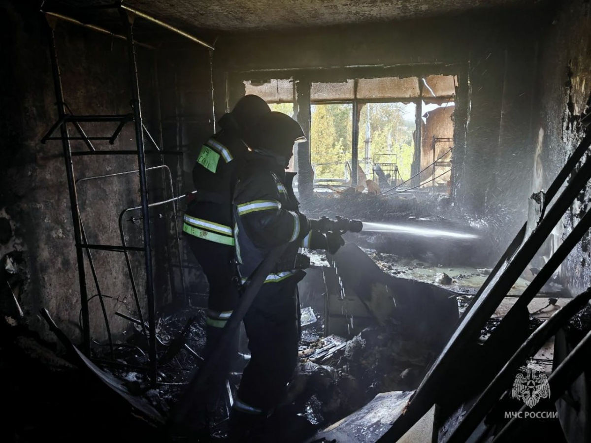 Пожарные спасли пять человек из горящего дома в Каслях*