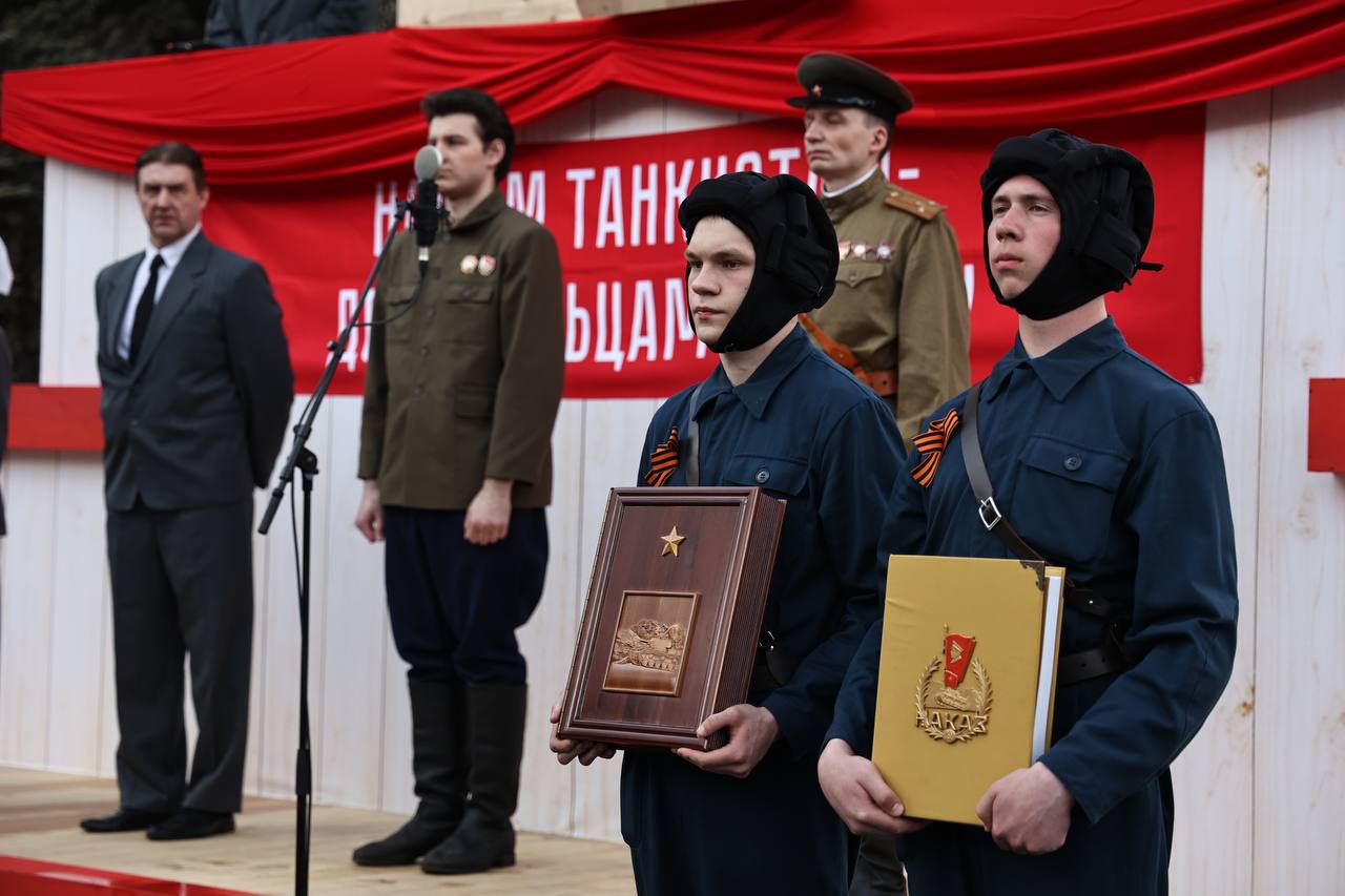 Челябинцы воспроизвели отправку добровольцев-танкистов на фронт ВОВ