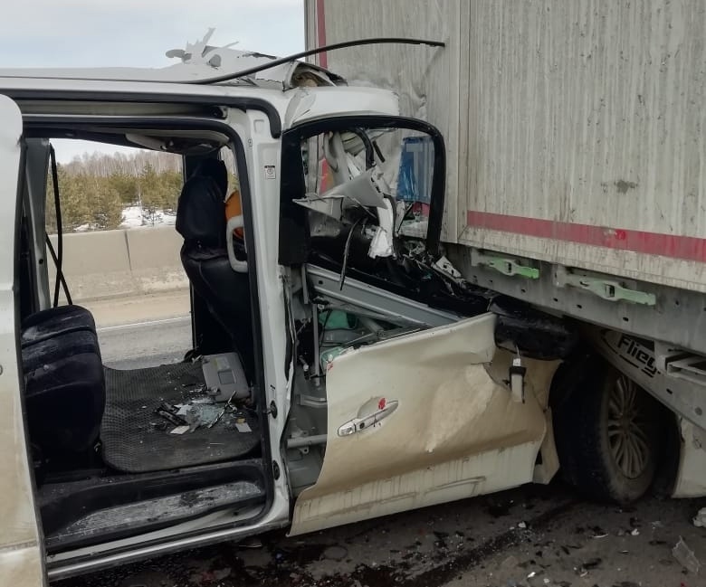 Пассажиры пострадали в раздавленной КАМАЗом машине в Челябинской области