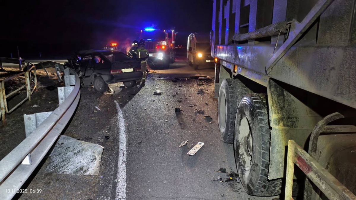 Грузовик разнес ВАЗ с молодежью на дороге в Челябинской области*