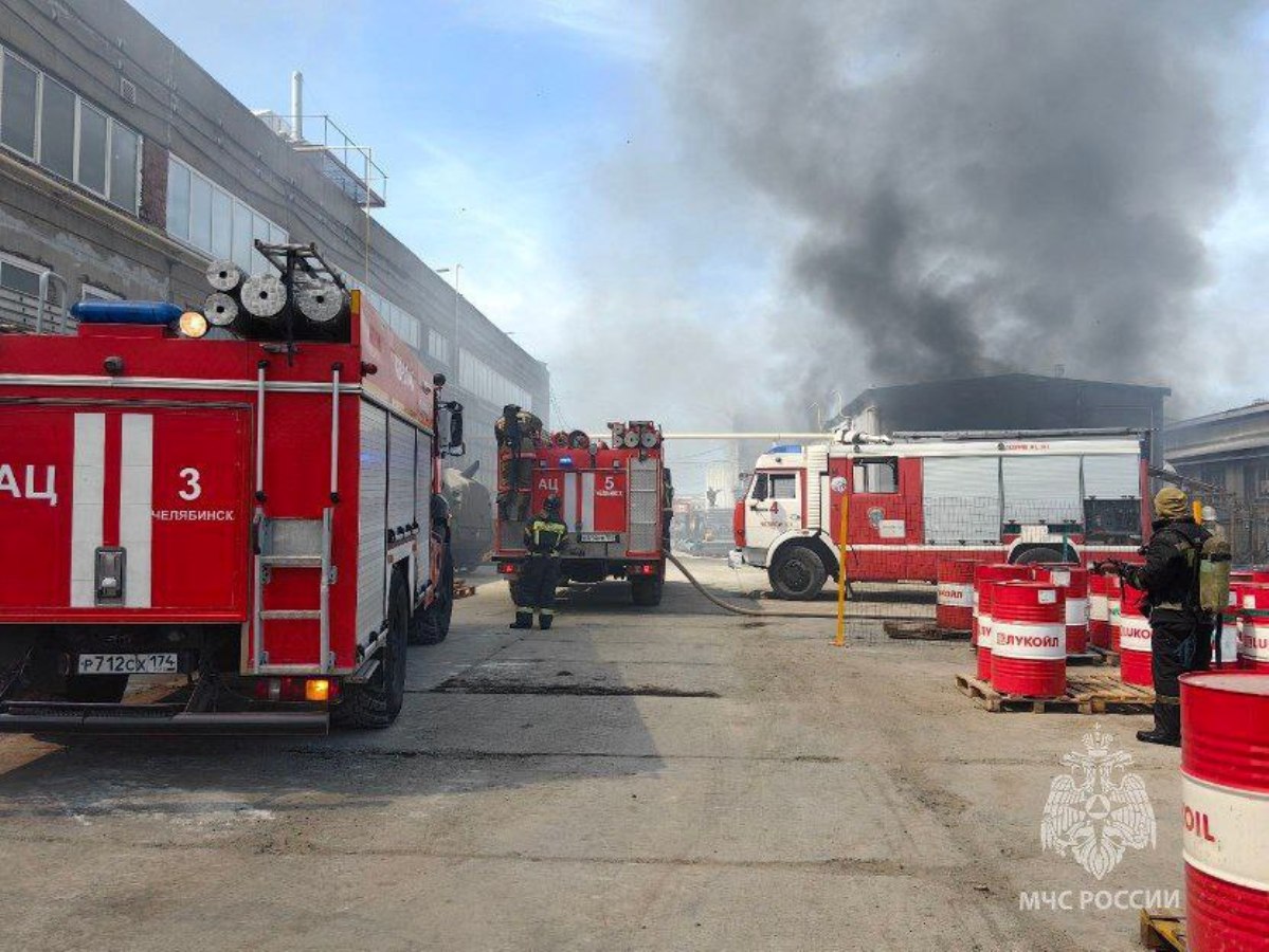 В МЧС поделились видео с места крупного пожара в промзоне Челябинска*