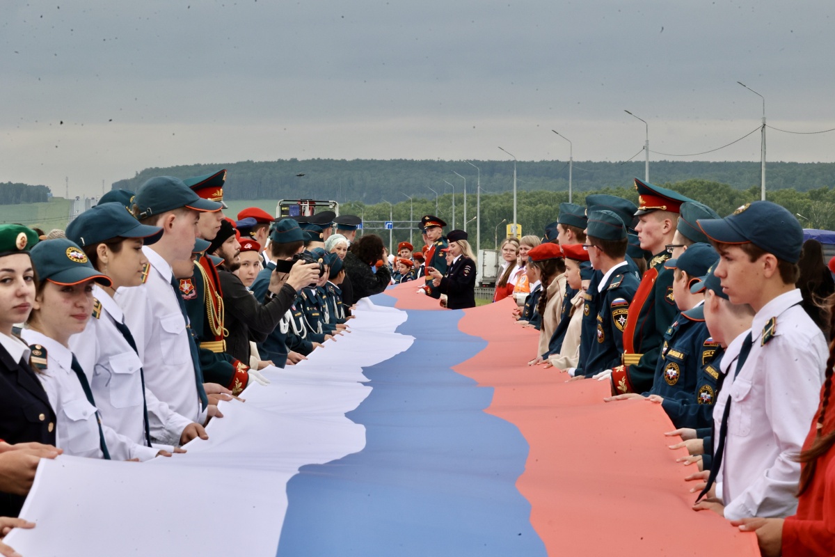 Гигантский флаг России развернули на трассе М5 в Челябинской области*1