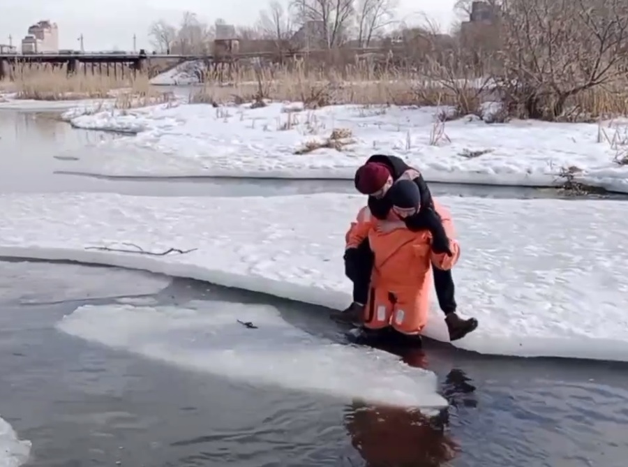 Четырех подростков сняли с льдины на реке Миасс в Челябинске