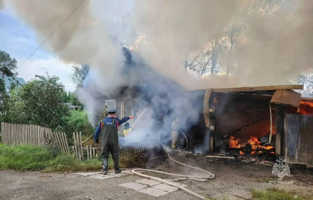 Трое прохожих спасли женщину во время сложного пожара в Верхнем Уфалее*