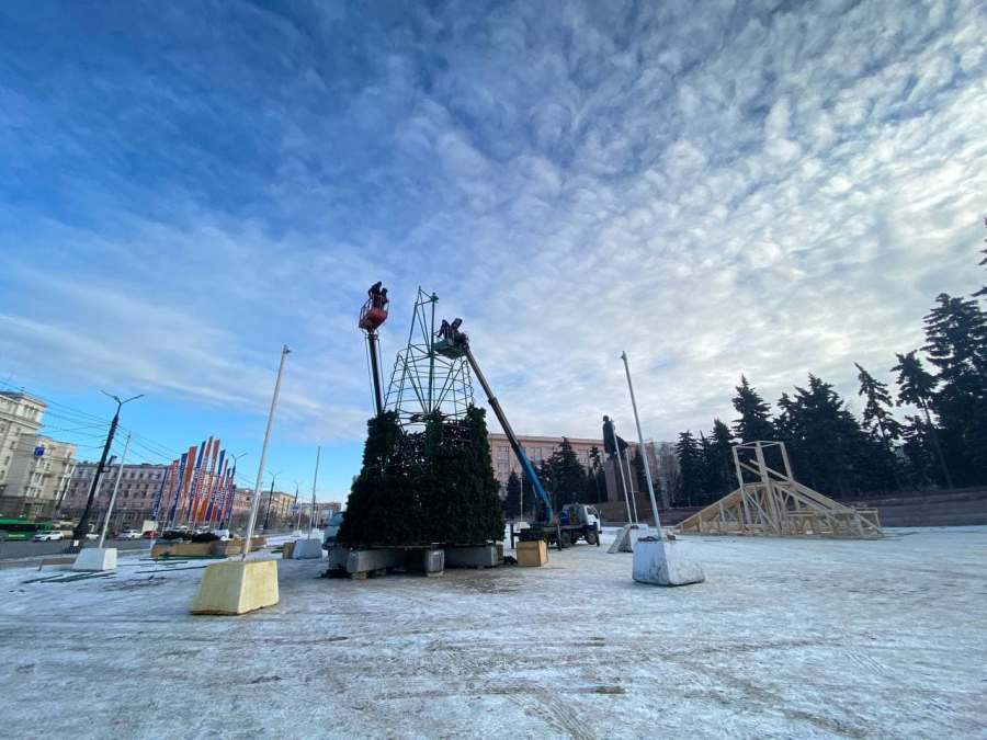 В Челябинске начали возводить главный ледовый городок