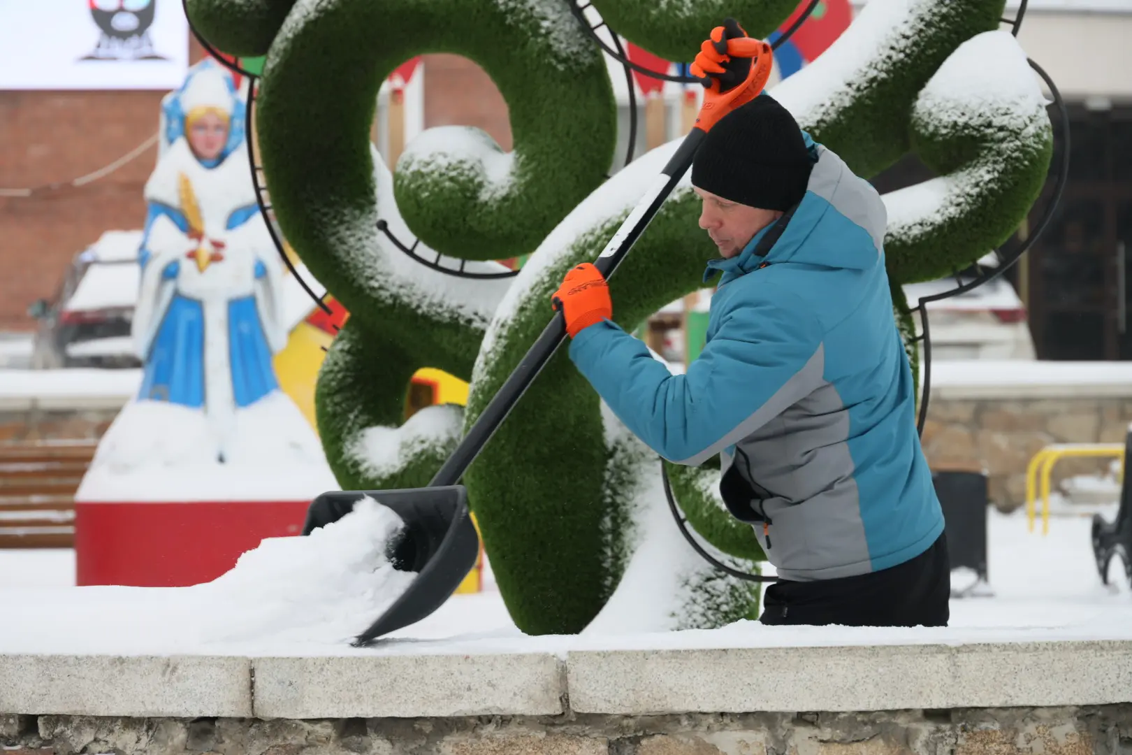 Челябинск очищают от снега: за сутки выпала почти месячная норма осадков