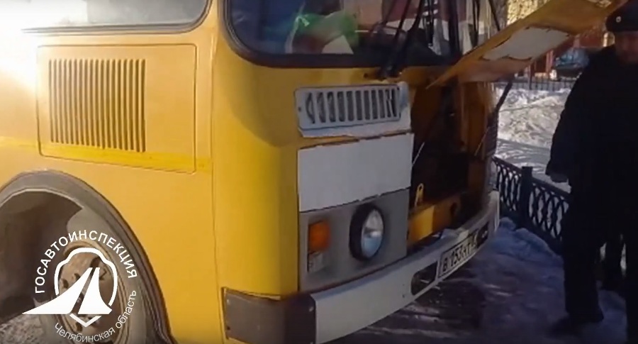 Пассажирский автобус с поддельными номерами остановили в Челябинской области
