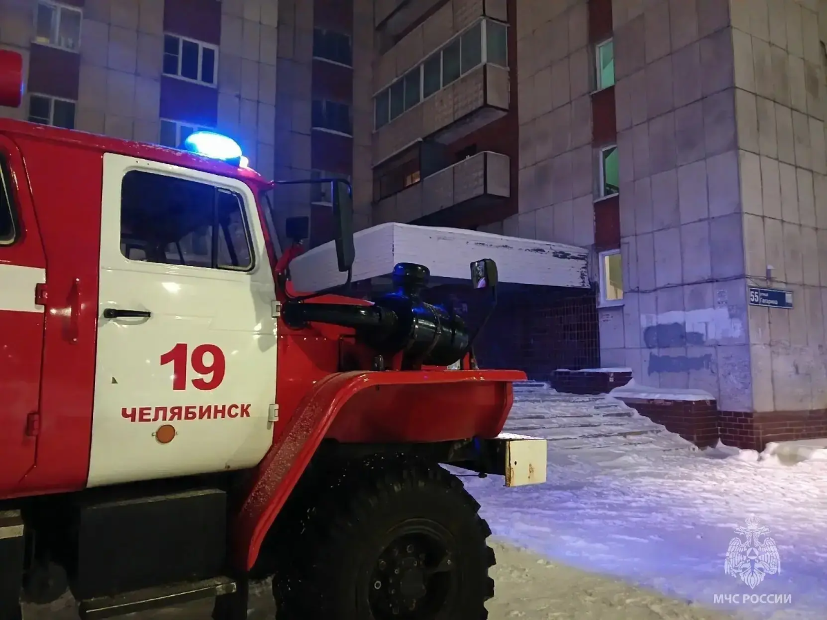 Пожарные спасли 42 человека из горящей многоэтажки в Челябинске*