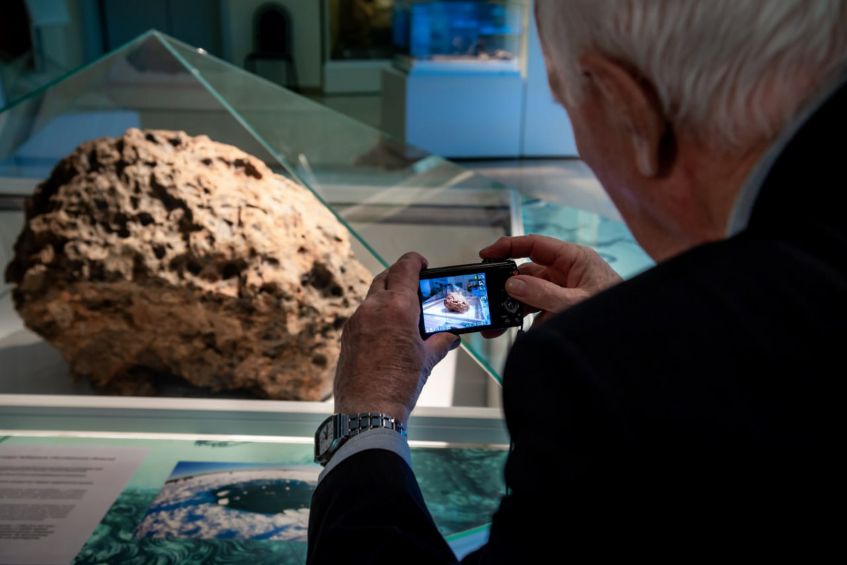 Челябинцам позволили заглянуть внутрь метеорита в годовщину его падения *1