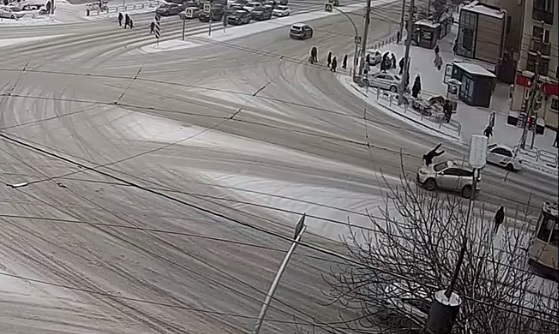 Челябинец чудом выжил после мощного наезда автомобиля. Видео