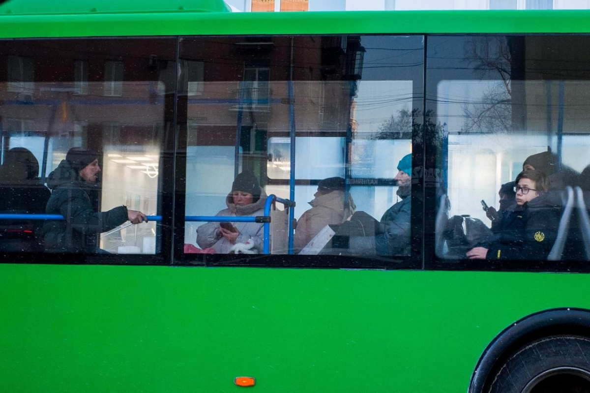 В Челябинске школьник сломал ногу при резкой остановке автобуса *1