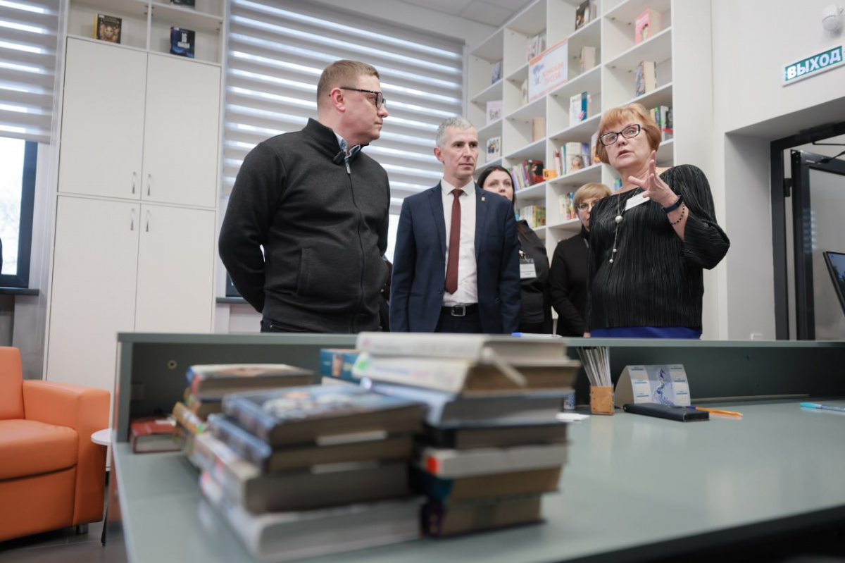 Алексей Текслер оценил преображение одной из старейших библиотек Миасса*1