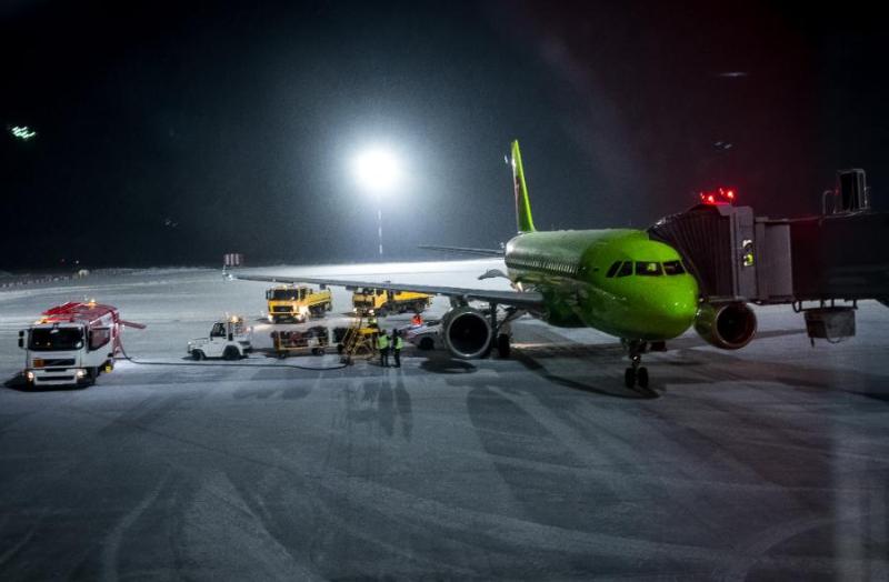 В Челябинске пассажиры не могли выйти из самолета из-за сломанного телетрапа*1