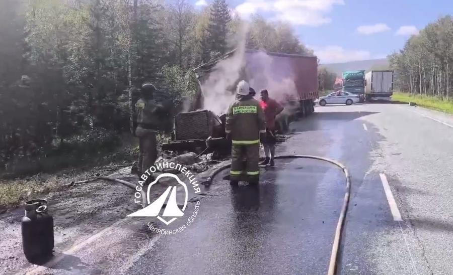 Водители встали в длинную пробку под Златоустом из-за сгоревшей фуры*