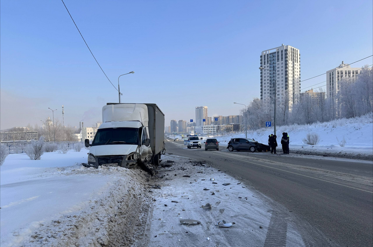 Легковушку разворотило при столкновении с «ГАЗелью» в Челябинске*