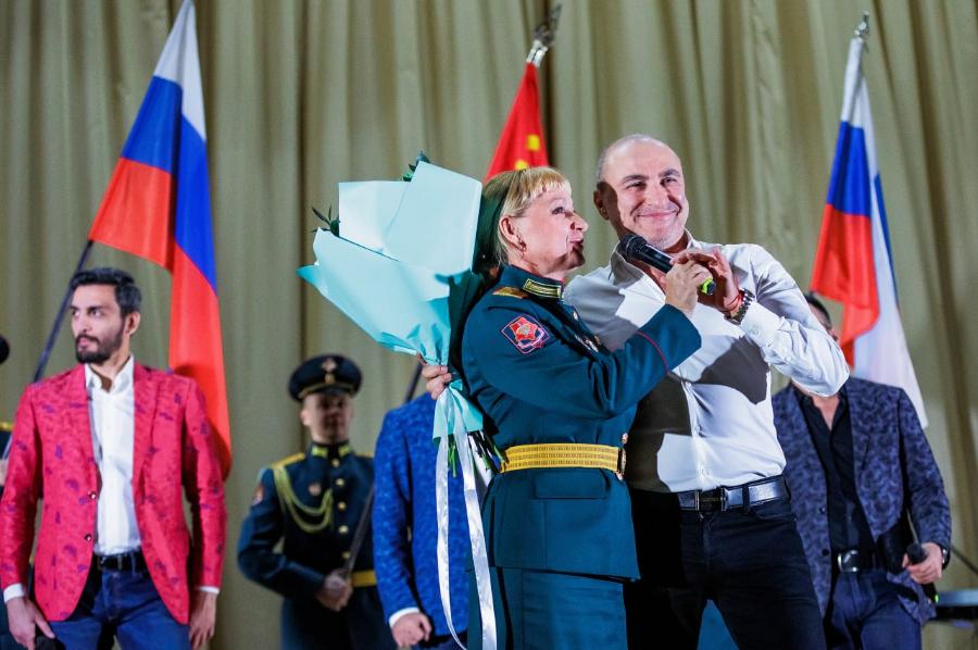 Девушки из группы Турецкого споют для бойцов СВО в Челябинской области*1