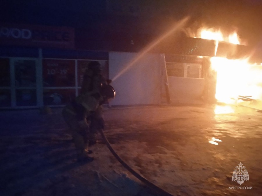 Киоск с пиротехникой вспыхнул возле торгового центра в Челябинской области*