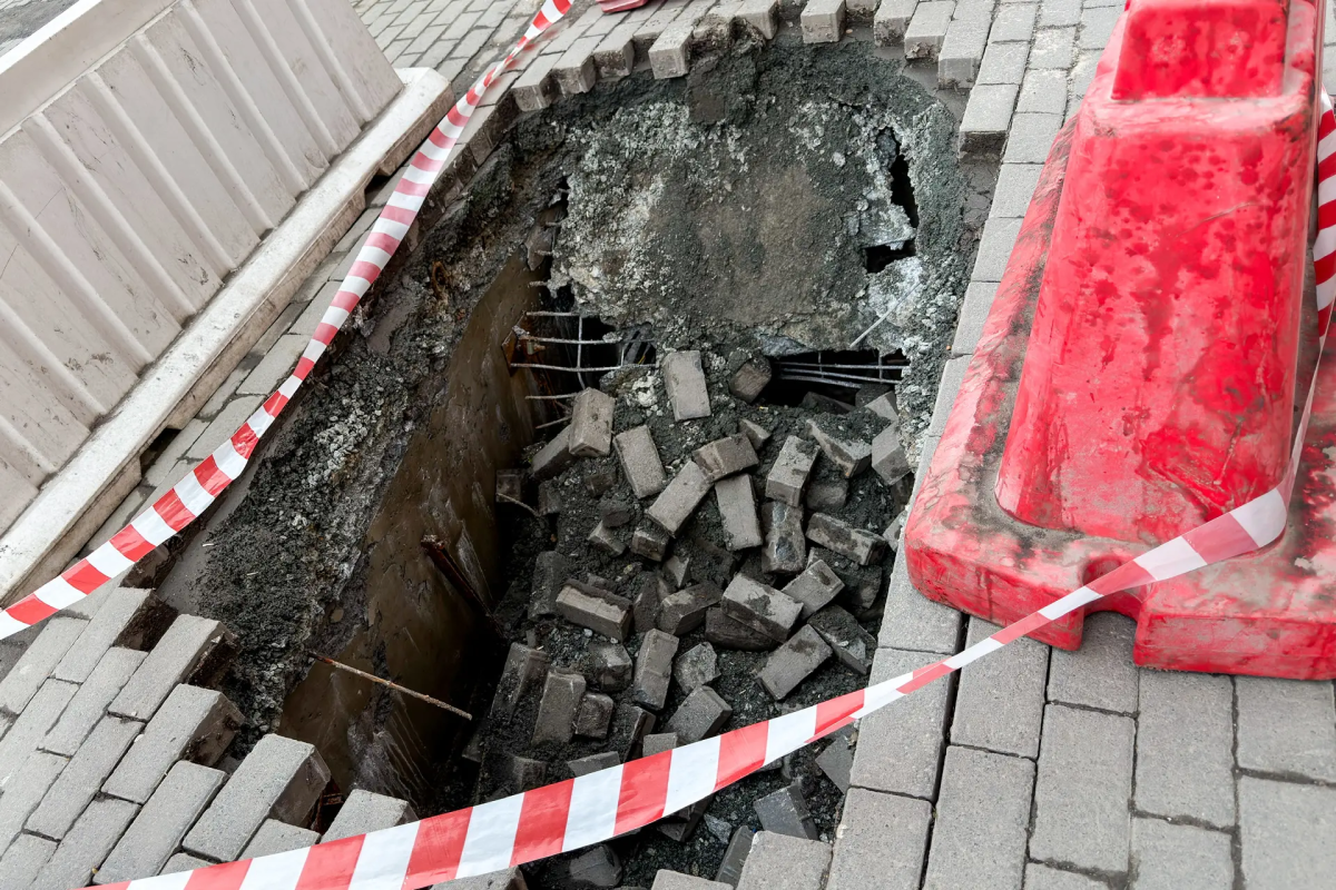 «Ростелеком» отложил ремонт провала над своими сетями в центре Челябинска*1