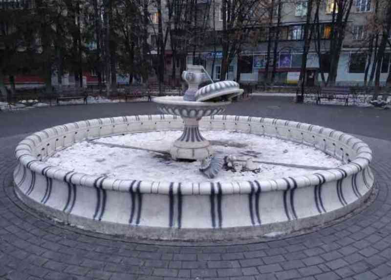 В Миассе вандалы разгромили фонтан на Машгородке