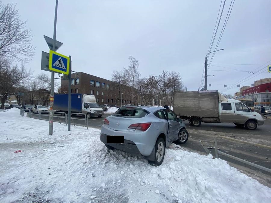 Появились подробности ДТП с вылетевшей на тротуар в Челябинске иномаркой