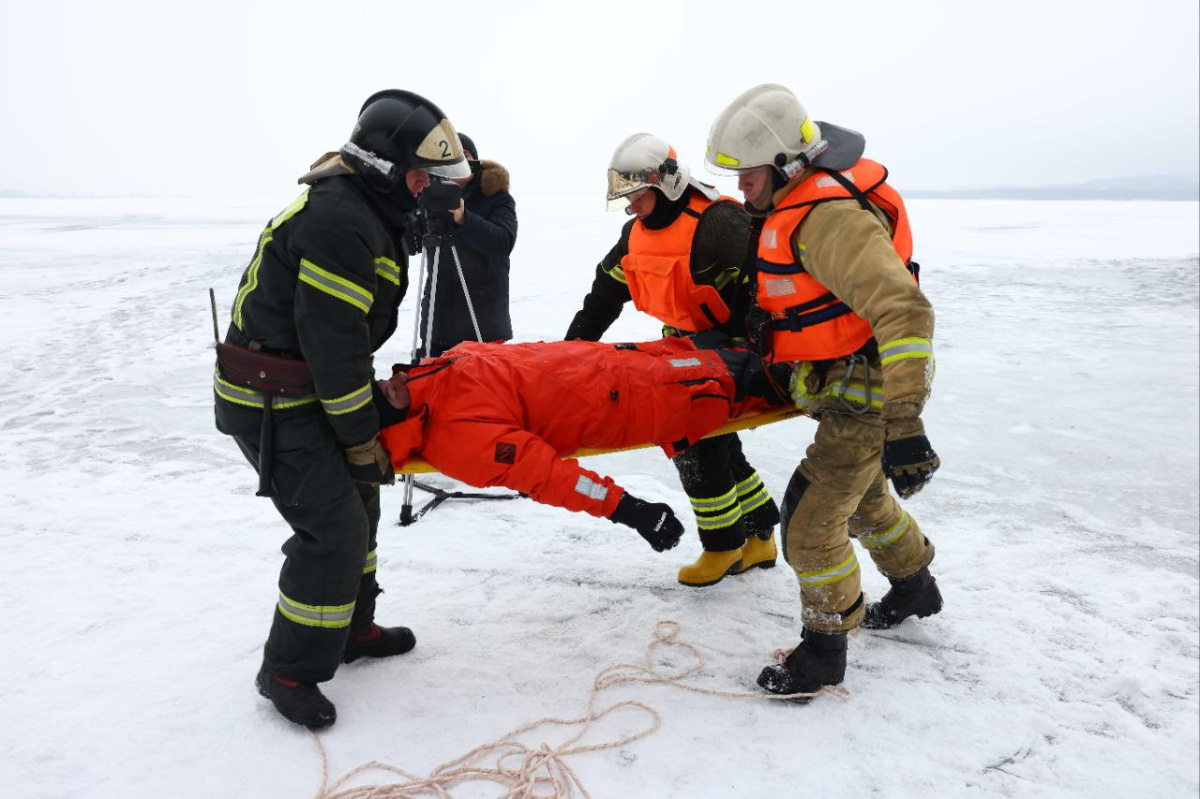 Вмерзшего в лед мужчину обнаружили на озере в Чебаркуле*1